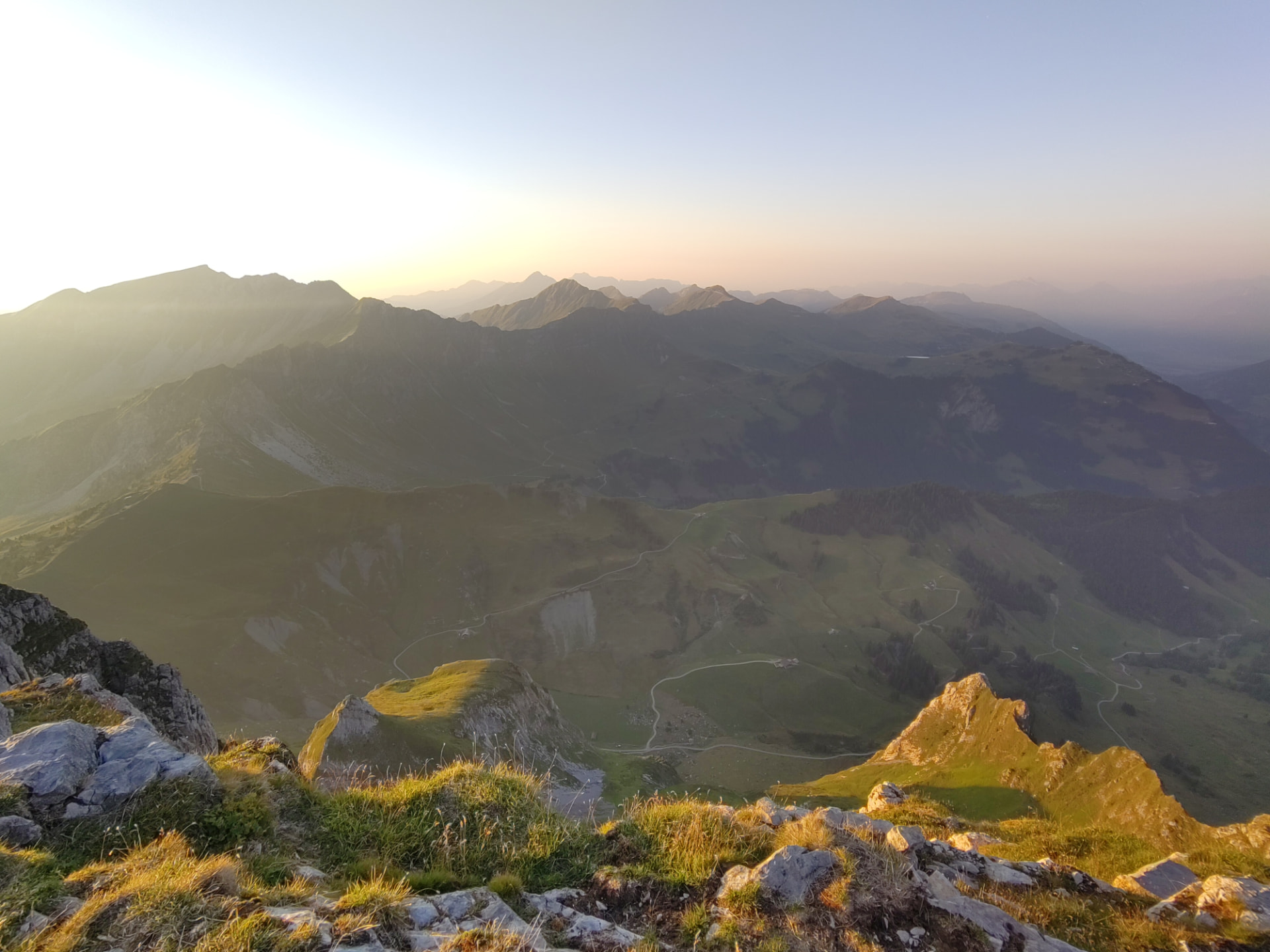 Zonsopkomst boven een berglandschap